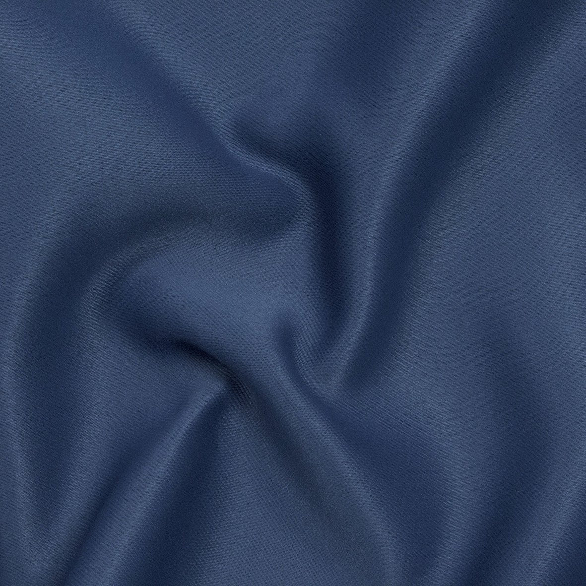 Dimout in blauw – close-up van soepel gedrapeerde stof