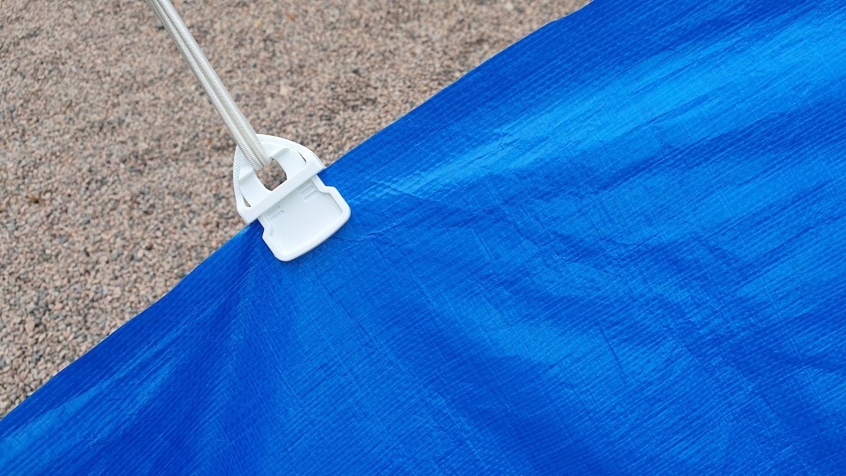Holdon XTRA textielclip wit – textielclip met haring op blauw dekzeil