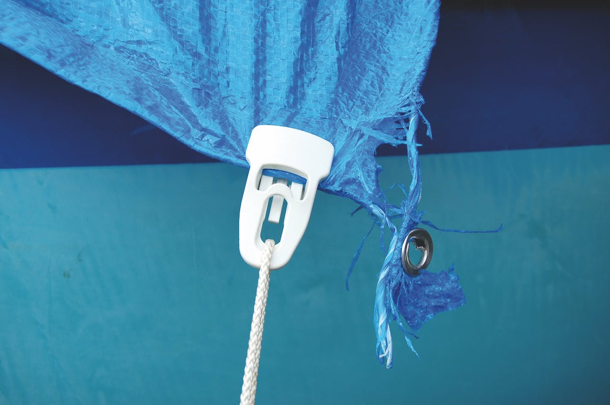Holdon MIDI textielclip wit – textielclip met touw op blauw dekzeil